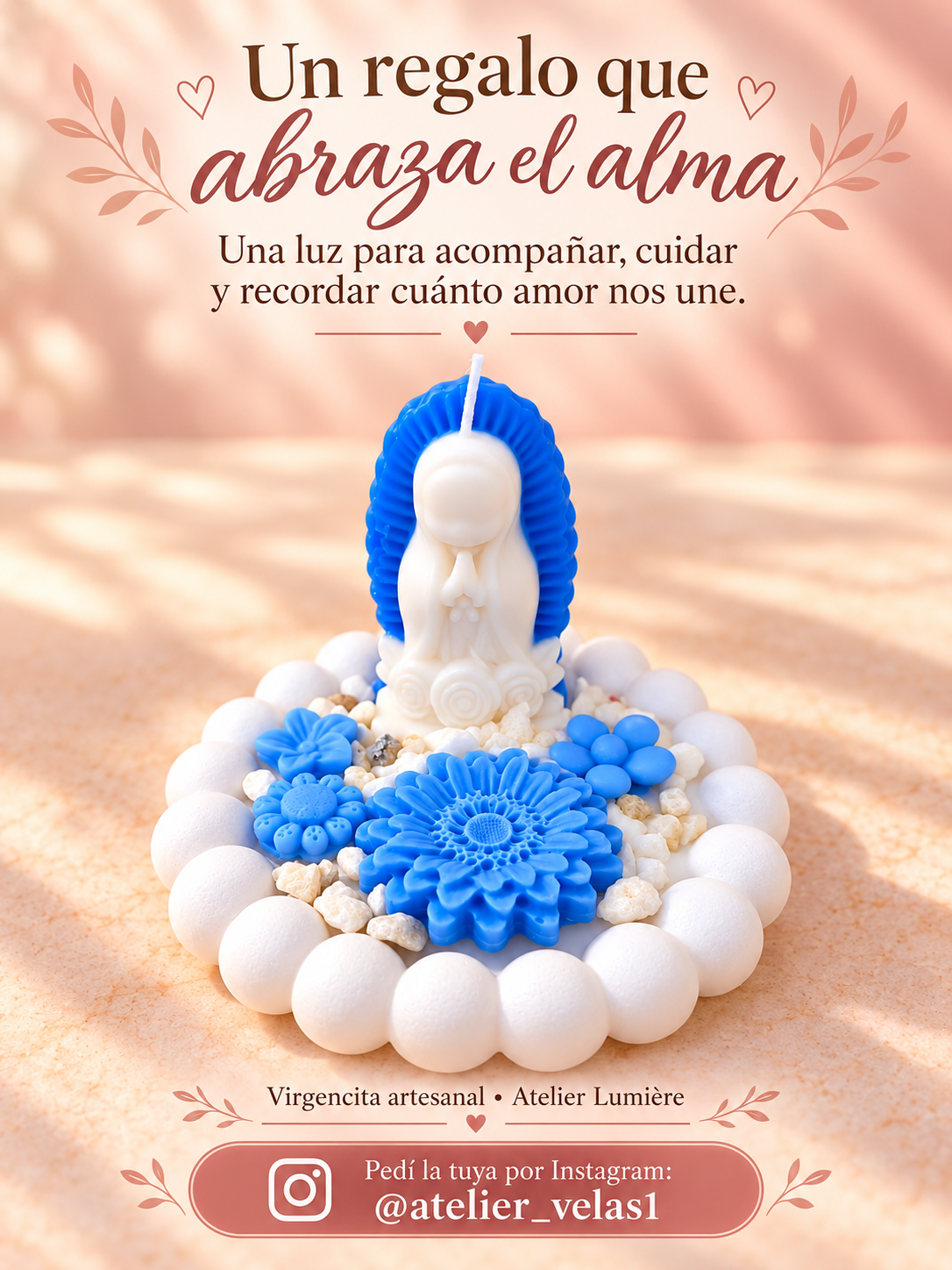 Flyer de la virgencita azul de vela con flores y mensaje cálido para regalar